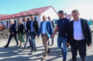 Glina: Ministar Bačić obišao gradilište drvenih kuća