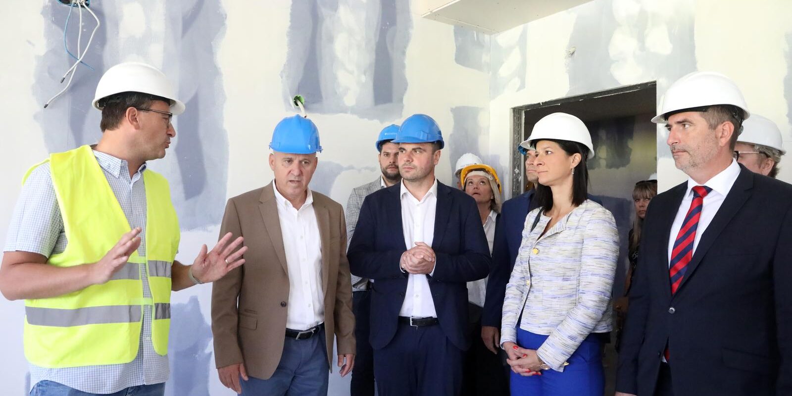 Branko Bačić posjetio je gradilište Prve osnovne škole u Petrinji