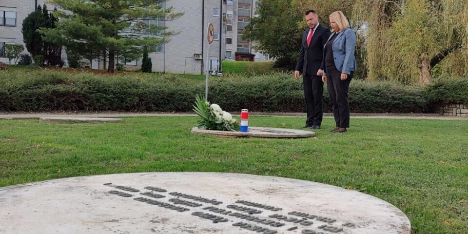 Gradonačelnica-i-zamjenik-na-dječjem-groblju-1024×641