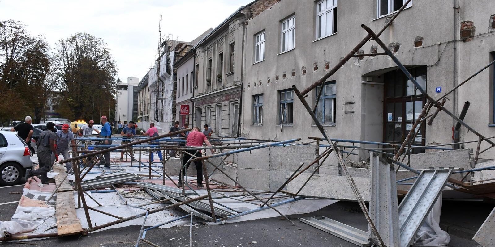Sisak: Urušio se dio skele u Rimskoj ulici