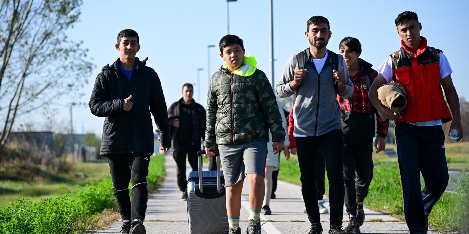 Migranti iz Afganistana hodaju iz smjera autoceste A3 prema Kutini