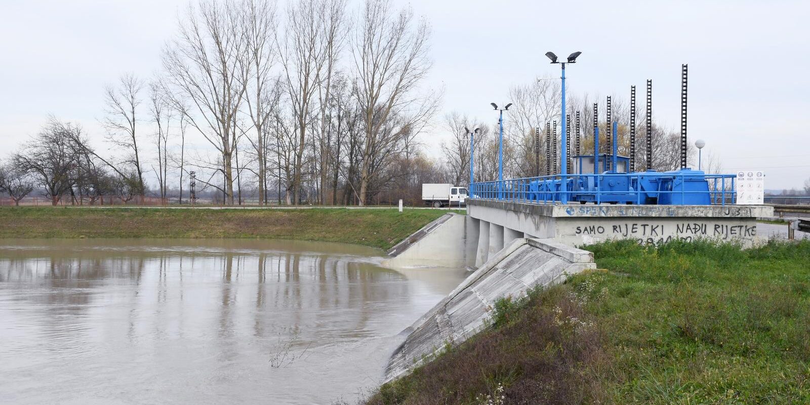 Sisak: Prestanak oborina i poboljšanje vremena doprinijelo padu vodostaja rijeke Save