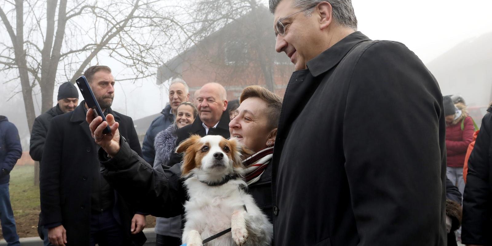 Andrej Plenković u obilasku Gline fotografirao se s psom i njegovom vlasnicom