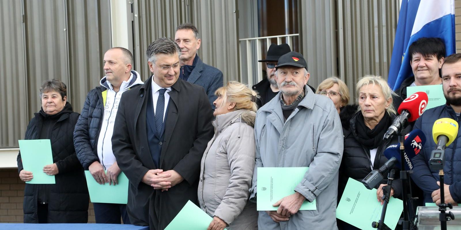 Premijer Plenković stigao u Petrinju, sa suradnicima sudjelovao  primopredaji ugovora vlasnicima stanova