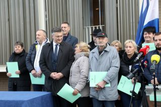Premijer Plenković stigao u Petrinju, sa suradnicima sudjelovao  primopredaji ugovora vlasnicima stanova
