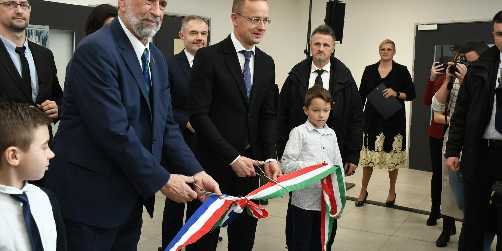 Petrinja: Ministar znanosti i obrazovanja Radovan Fuchs  obišao novootvorenu osnovnu školu