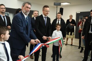 Petrinja: Ministar znanosti i obrazovanja Radovan Fuchs  obišao novootvorenu osnovnu školu