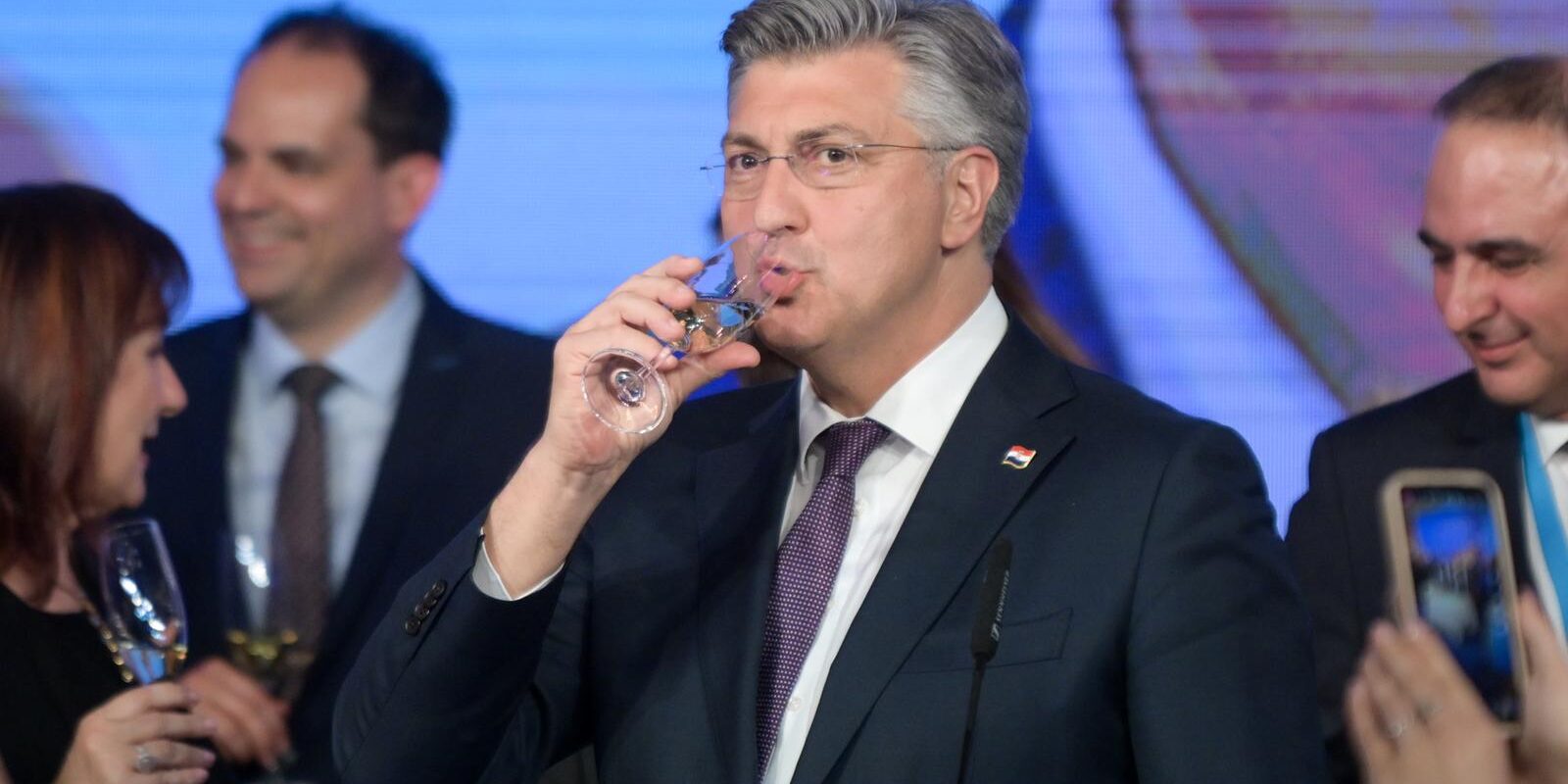 Zagreb: Andrej Plenković obratio se okupljenima u stožeru HDZ-a