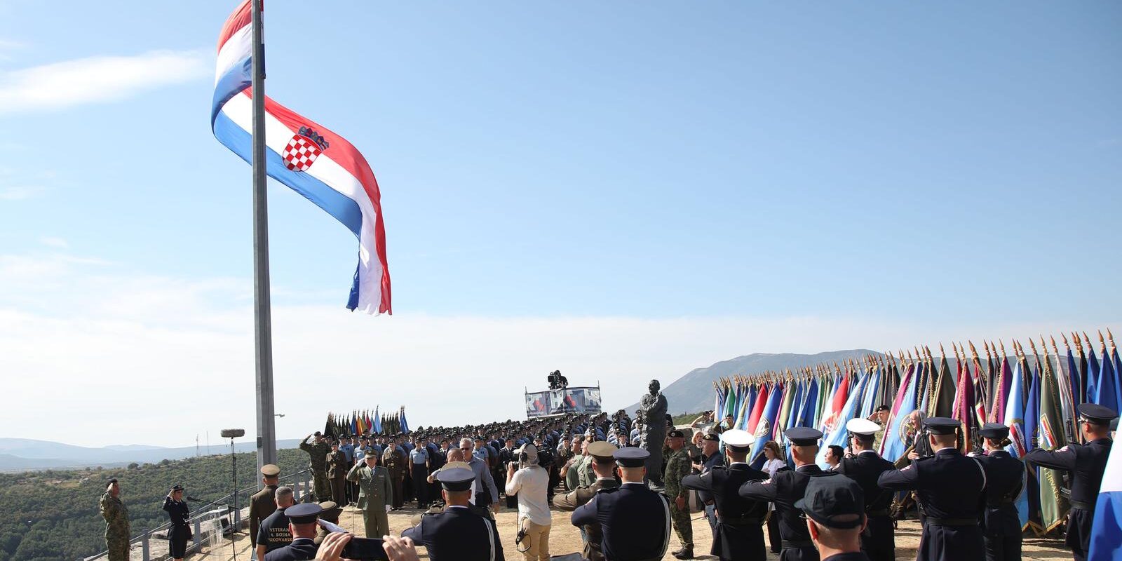 Knin: Podignuta zastava na Kninskoj tvr?avi