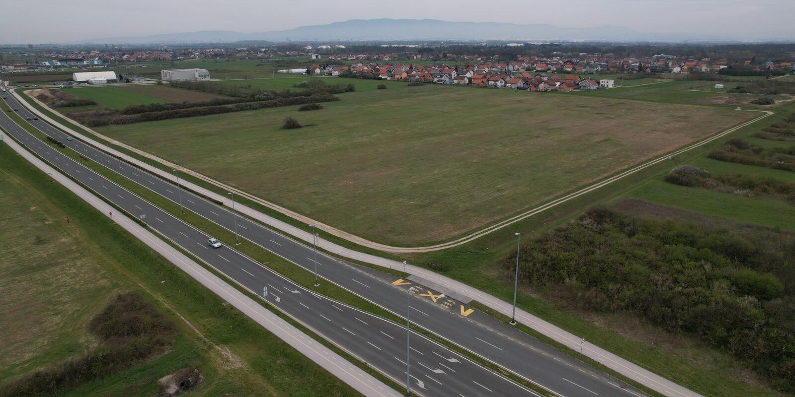 Pogled iz zraka na zemljište gdje se planira gradnja nogometnog kampa HNS-a