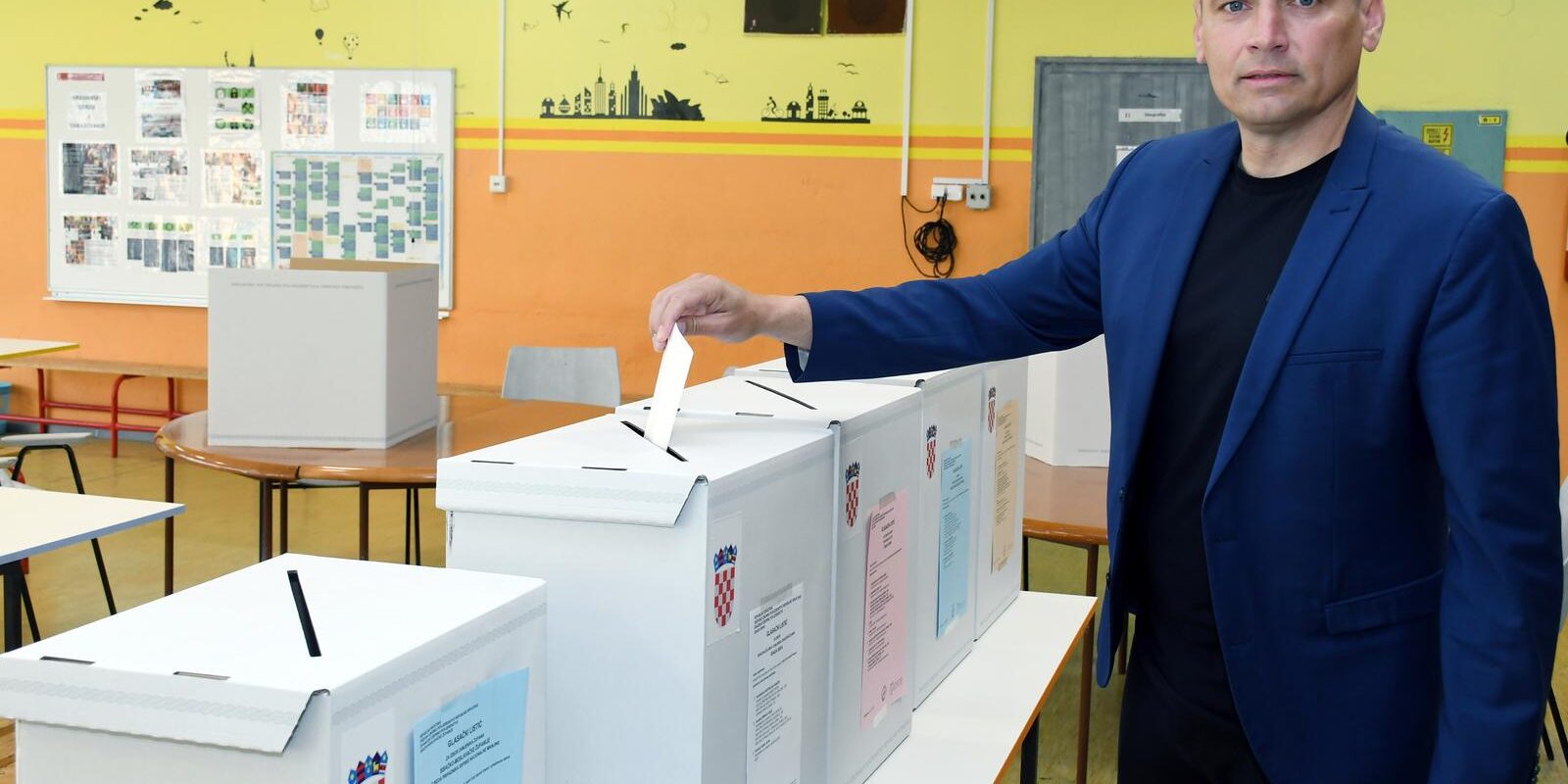 Sisak: Kandidat za gradonačelnika Domagoj Orlić glasovao na lokalnim izborima