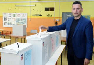 Sisak: Kandidat za gradonačelnika Domagoj Orlić glasovao na lokalnim izborima