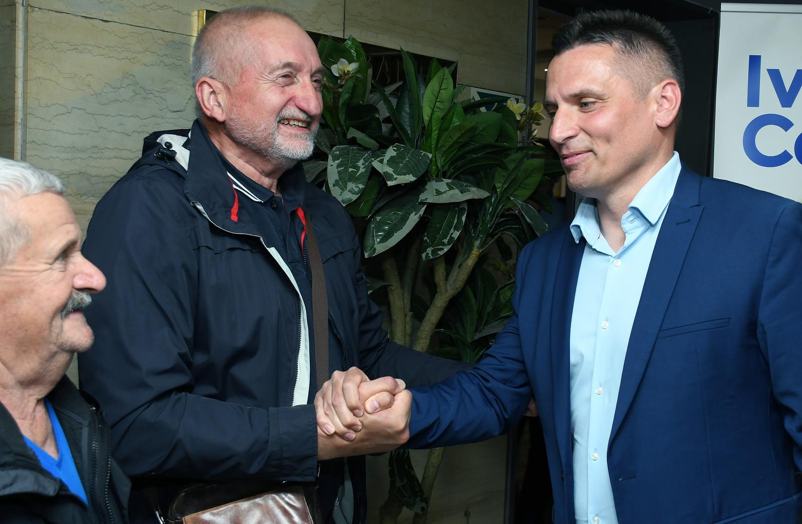 Sisak: Kandidat za gradonačelnika Domagoj Orlić proslavio je pobjedu