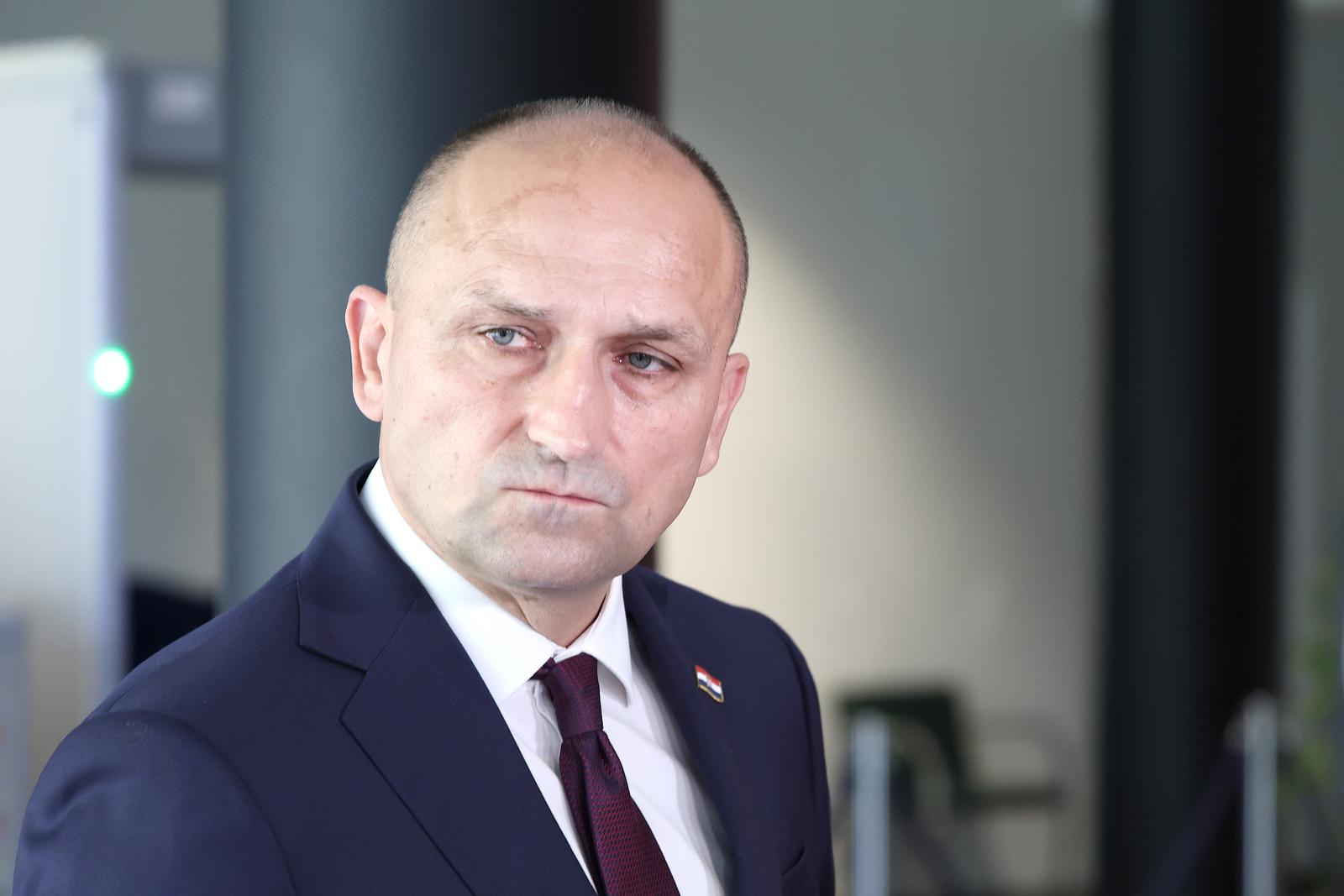 Zagreb: Izjava za medije ministra obrane Ivana Anušića uoči sjednice Sabora