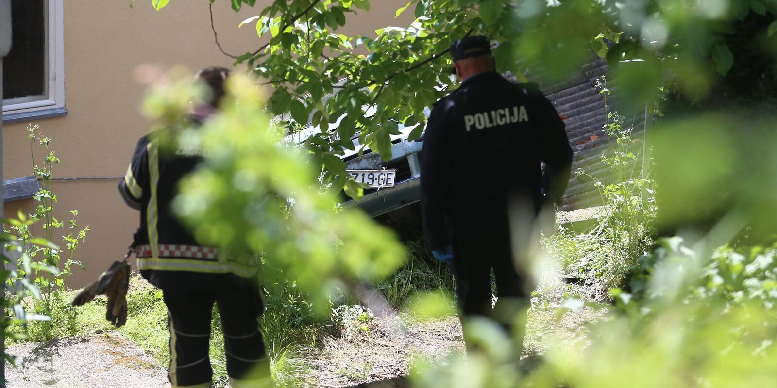 Zagreb: Automobilom probio ogradu i sletio u dvorište obiteljske kuće
