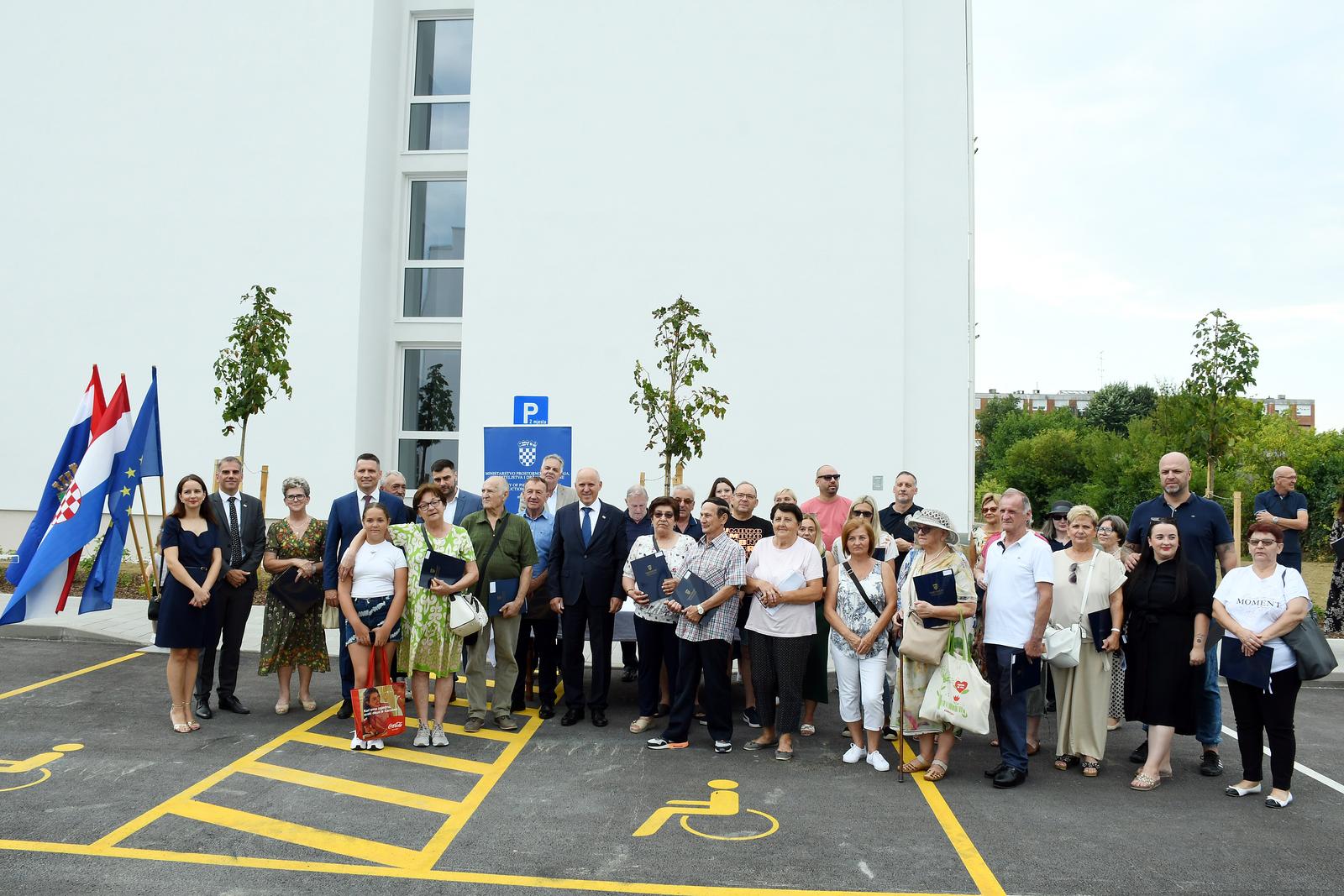 Sisak: Branko Bačić uručio ključeve korisnicima dviju novoizgrađenih višestambenih zgrada