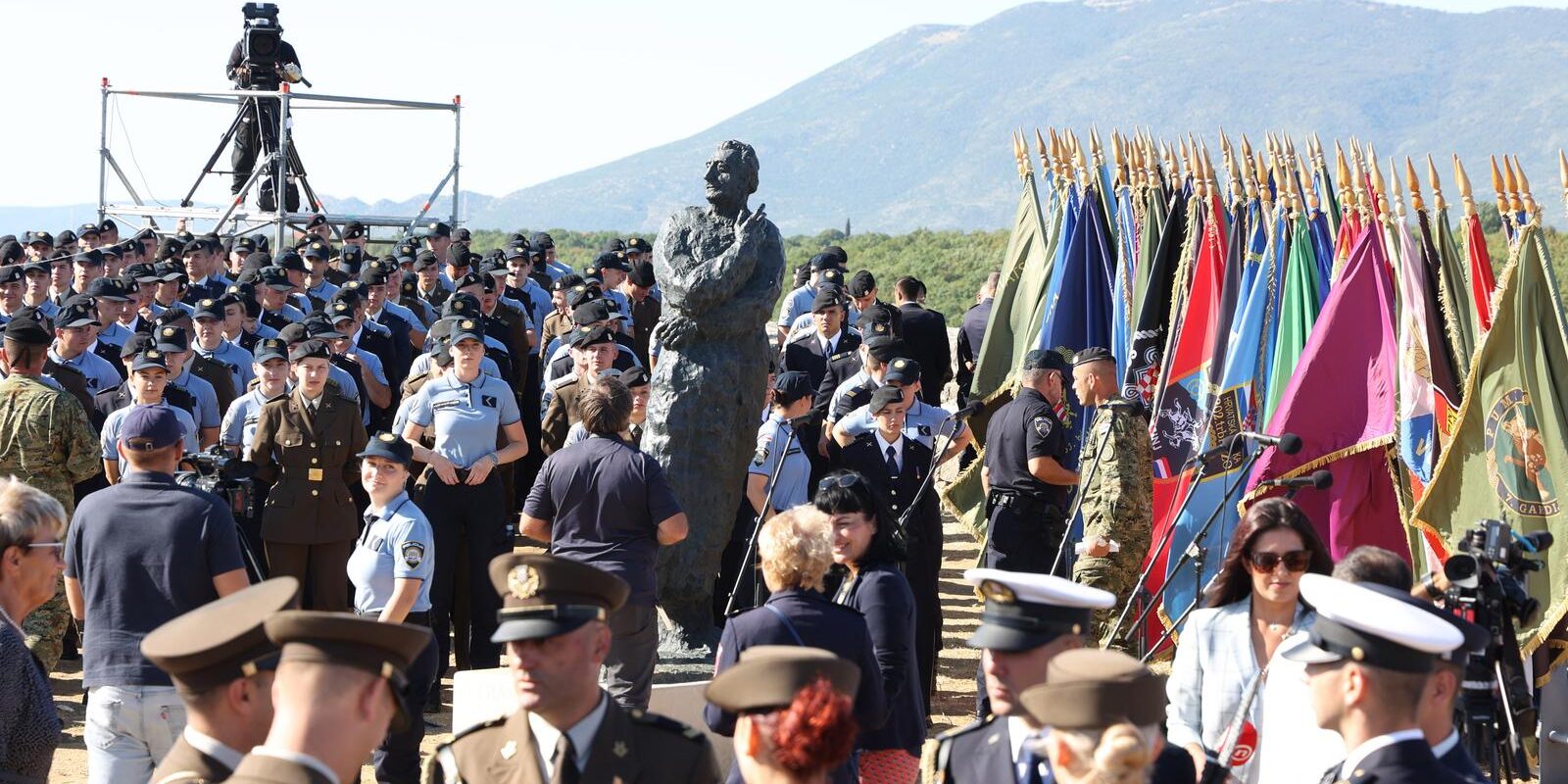 Knin:Na kninskoj tvrðavi podignuta hrvatska zastava.