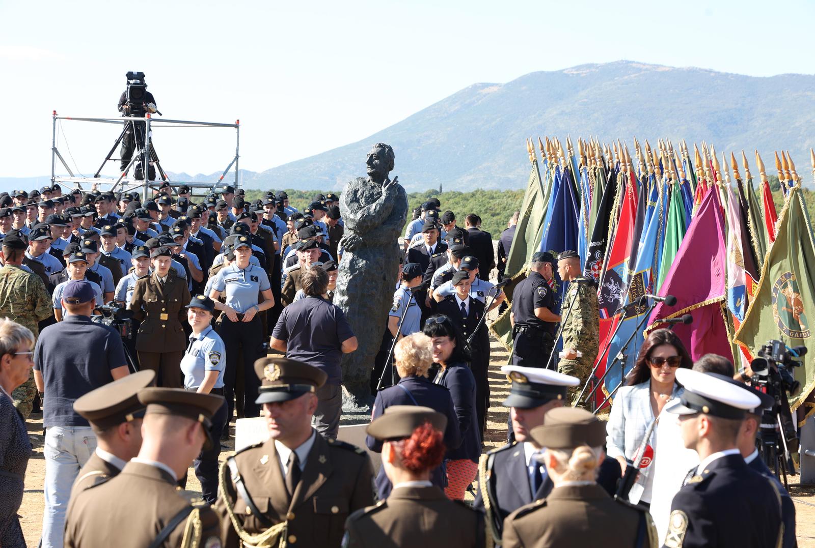 Knin:Na kninskoj tvrðavi podignuta hrvatska zastava.
