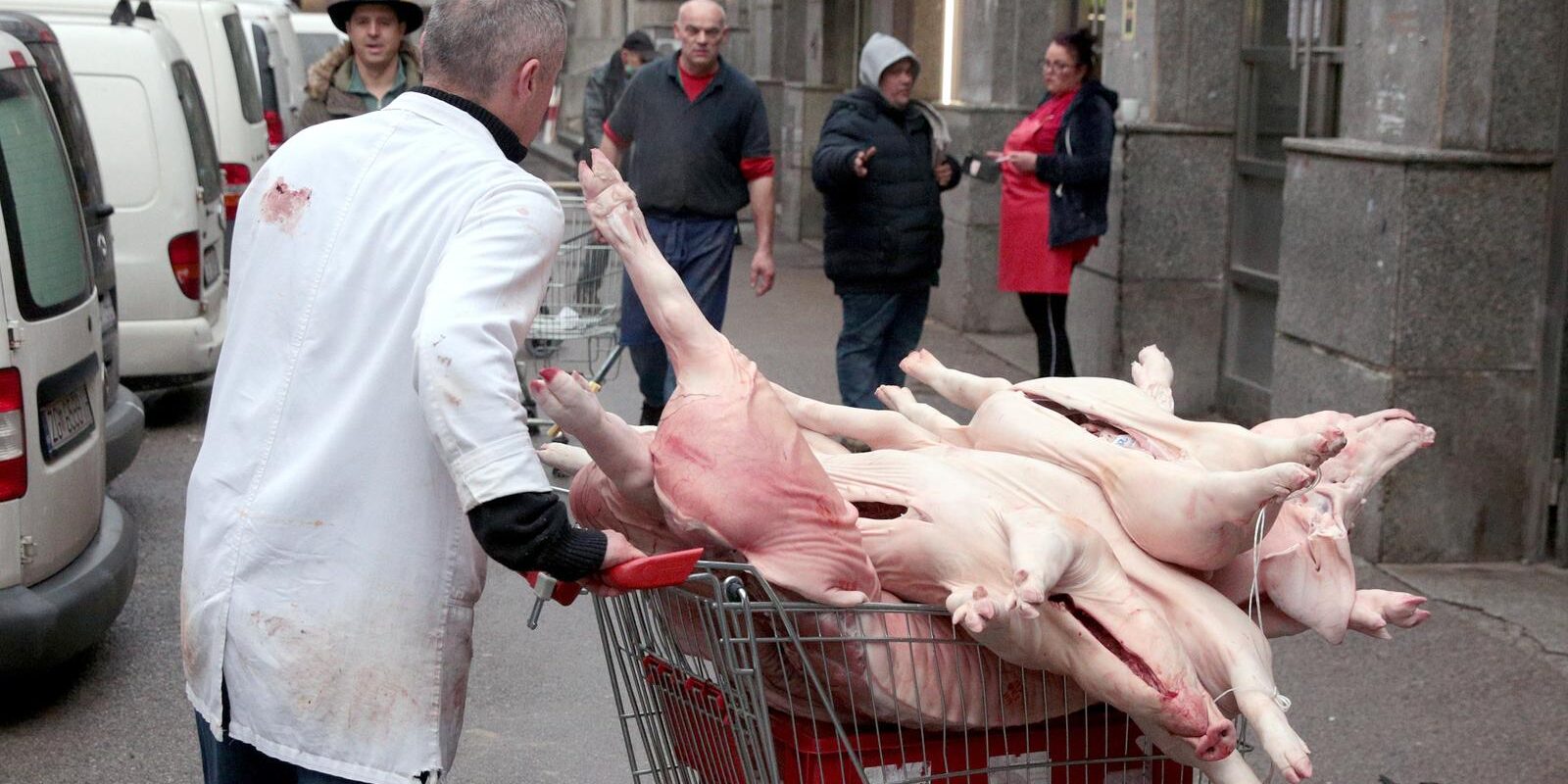 Zagreb: Unatoč poskupljenju velika potražnja za odojcima na tržnici Dolac