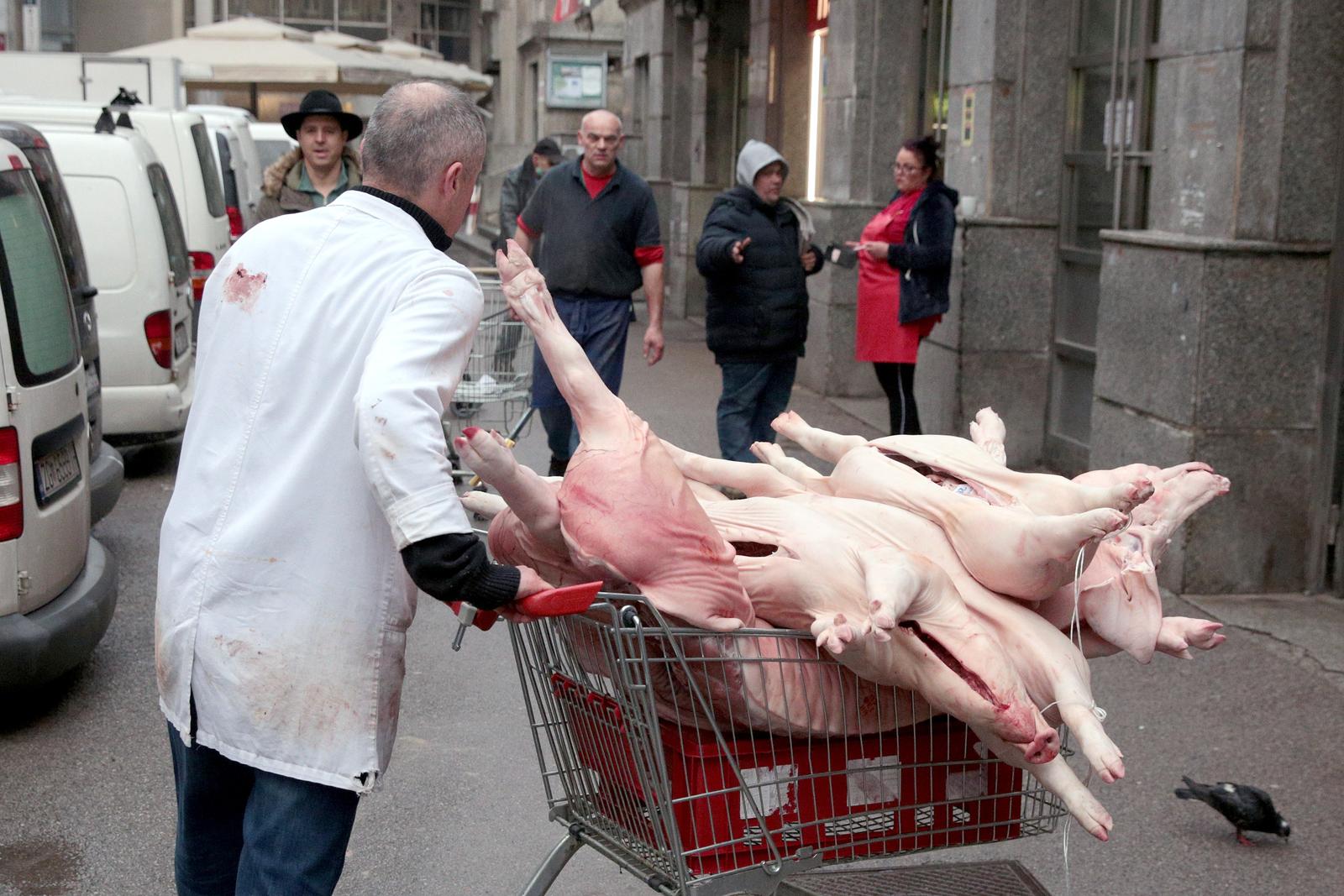 Zagreb: Unatoč poskupljenju velika potražnja za odojcima na tržnici Dolac