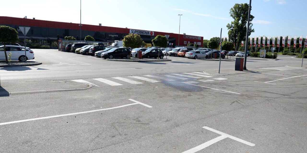 Zagreb: Parking Supernove nakon jučerašnje prometne nesreće u kojoj je više osoba ozlijeđeno
