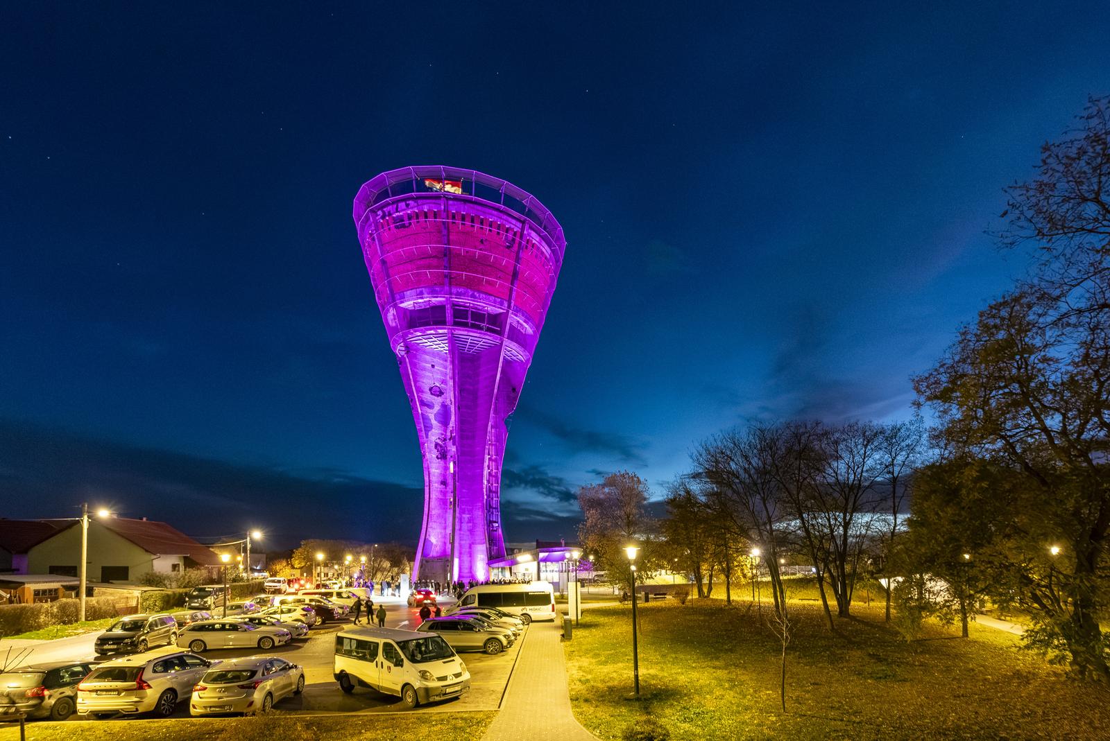 Vukovar: Osvjetljeni vukovarski vodotoranj