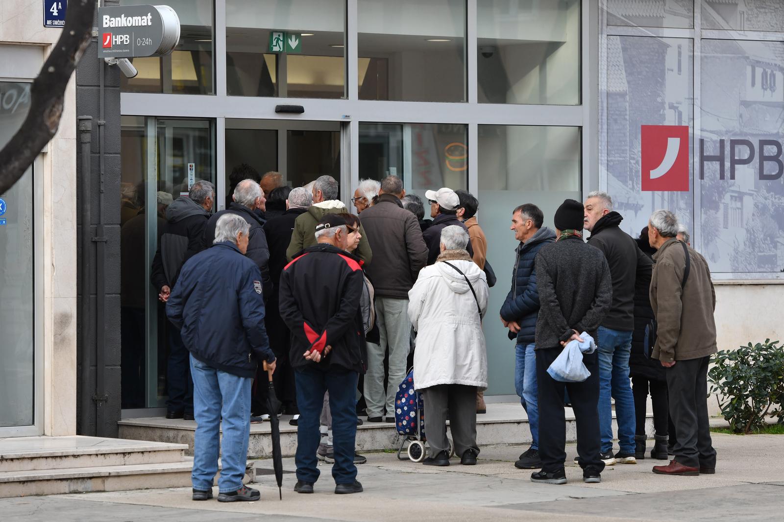 �ibenik: Gu�ve ispred banaka za podizanje mirovina