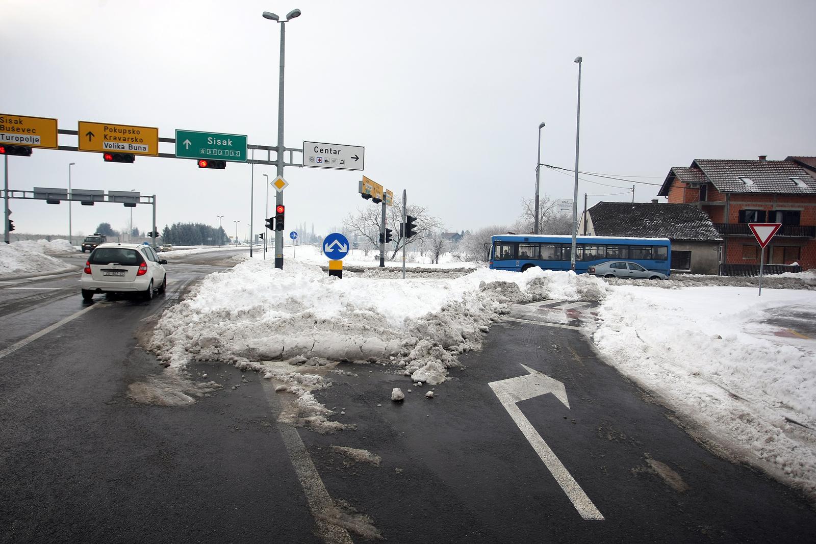 Velika Gorica: Glavne prometnice o?i�?ene od snijega a plo?nici se ?iste