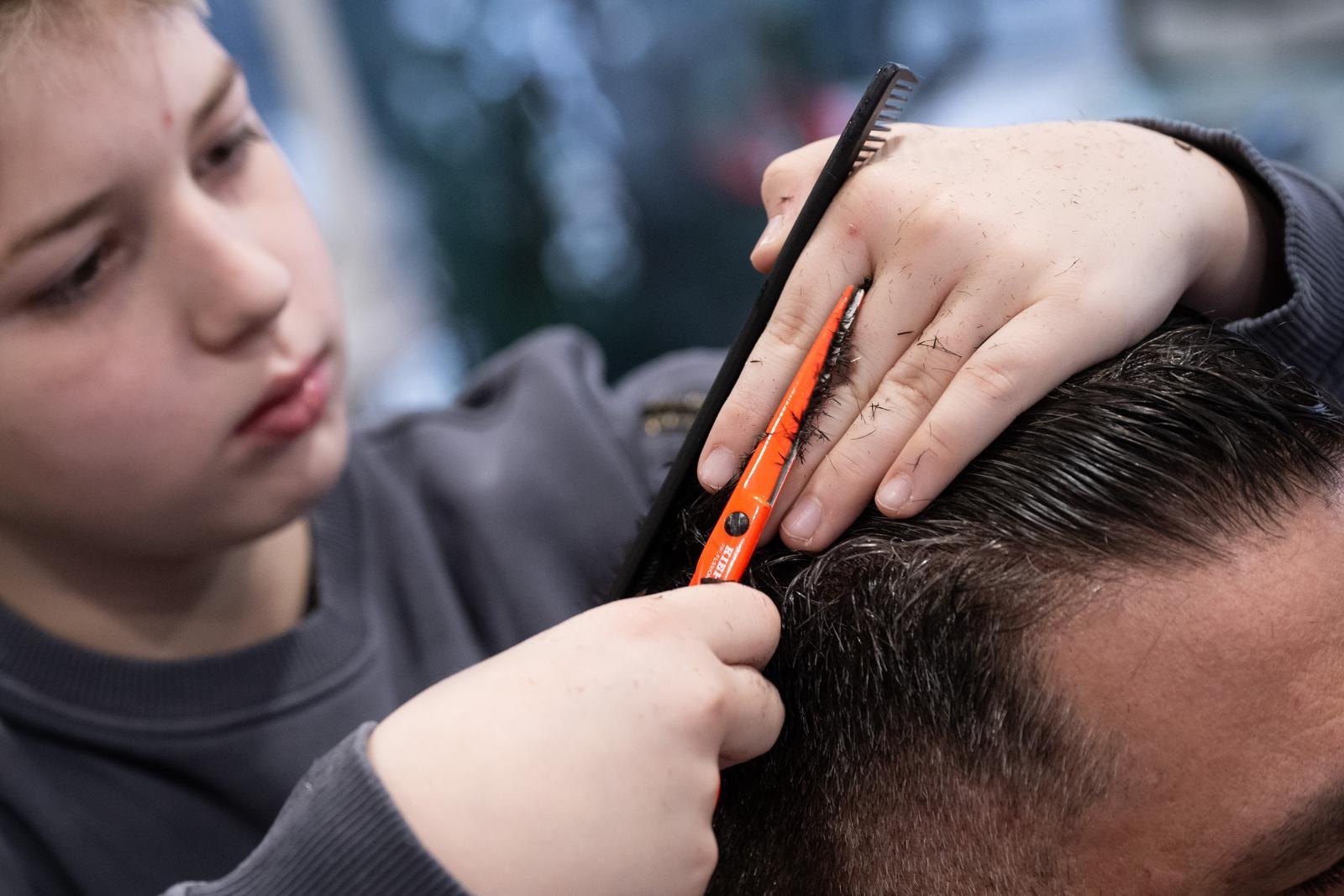 Zagreb: Najmlađi hrvatski frizer, Osječanin Leon Zarić na edukaciji sa profesionalnim barberima