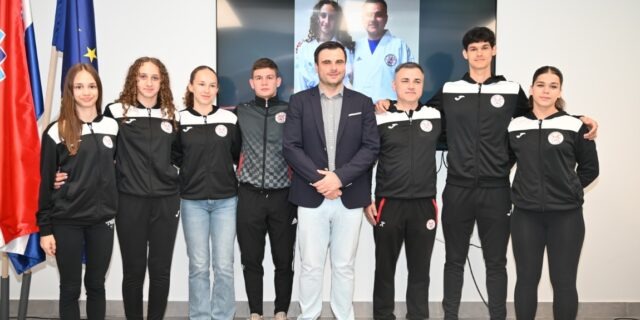 Župan_Ivan_Celjak_s_članovima_Karate_kluba_Tigar_Sisak