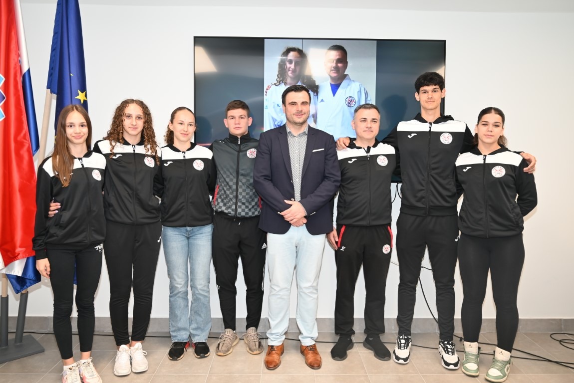 Župan_Ivan_Celjak_s_članovima_Karate_kluba_Tigar_Sisak