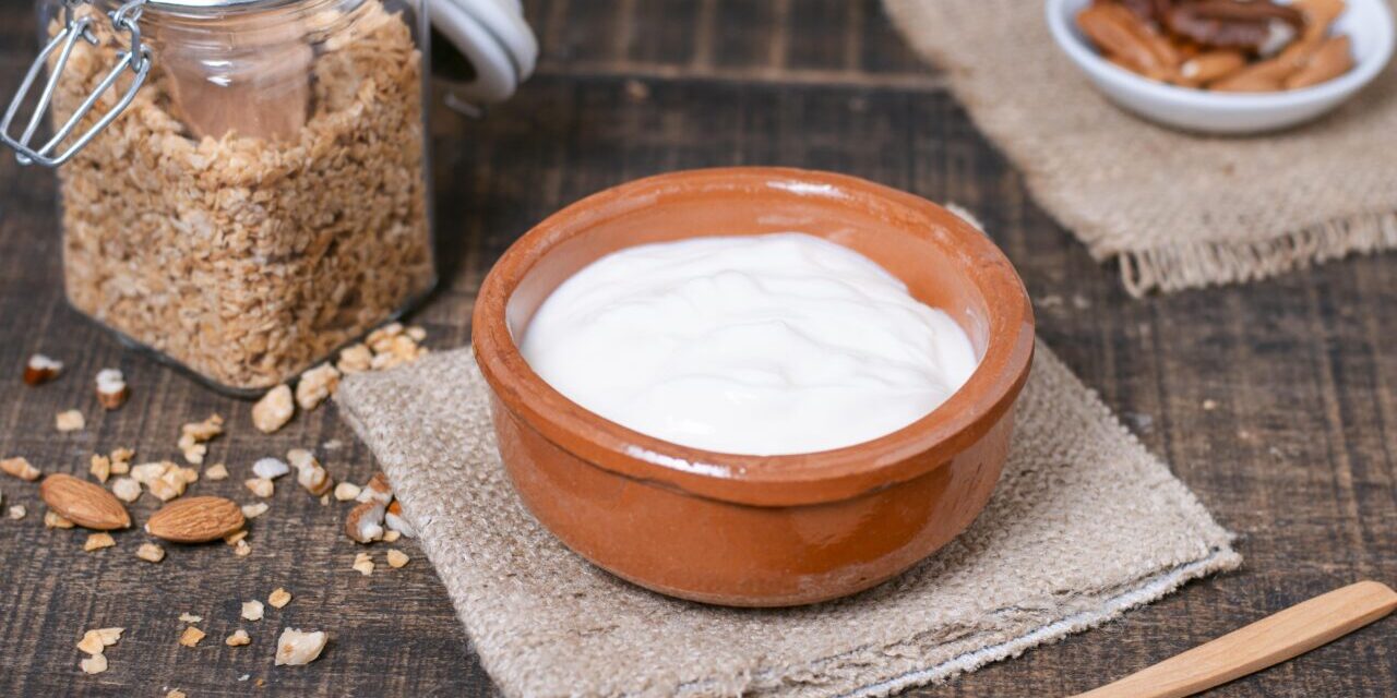 close-up-breakfast-bowl-with-yogurt-table-1280×853