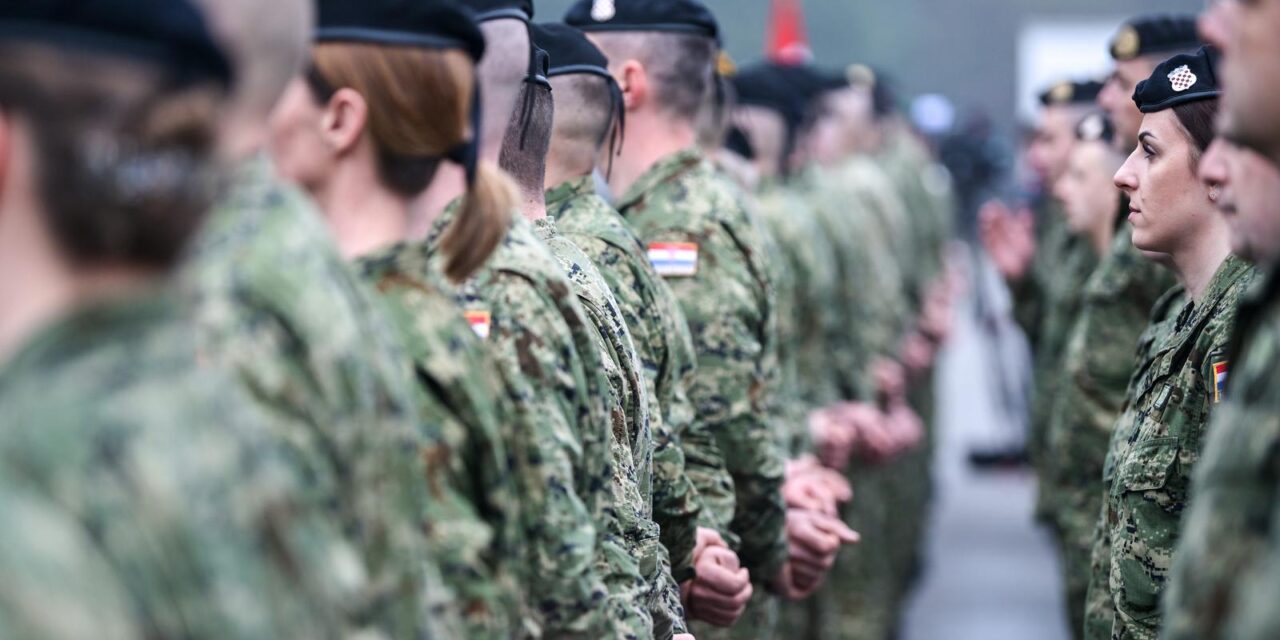 Zagreb: Svečani ispraćaj 8. hrvatskoga kontingenta u NATO-ovu aktivnost prednjih kopnenih snaga u Mađarsku