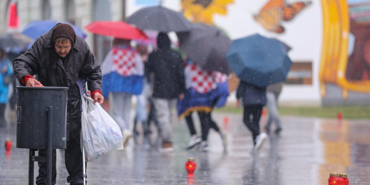 Vukovar: Baka Magdalena po kiši skuplja boce, sudionici kolone Sjećanja dali su joj novce da bar danas ima za topli obrok