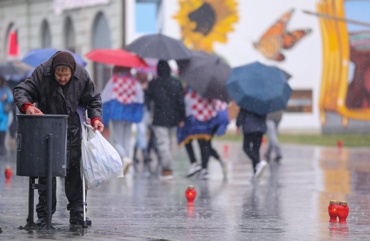 Vukovar: Baka Magdalena po kiši skuplja boce, sudionici kolone Sjećanja dali su joj novce da bar danas ima za topli obrok