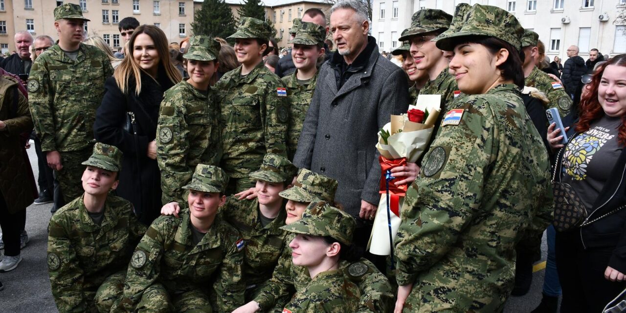Na svečanoj prisegi ročnika u Požegi pozornost je privukla Diva Perković, kći pjevača Marka Perkovića Thompsona