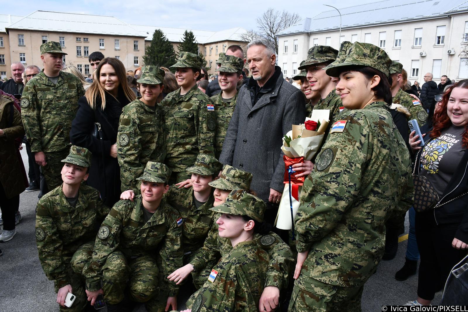 Na svečanoj prisegi ročnika u Požegi pozornost je privukla Diva Perković, kći pjevača Marka Perkovića Thompsona