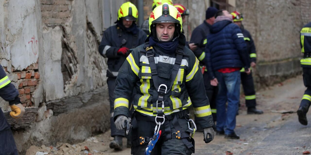 Petrinja: Vatrogasci pokušavaju zaustaviti curenje vode u oštećenoj zgradi