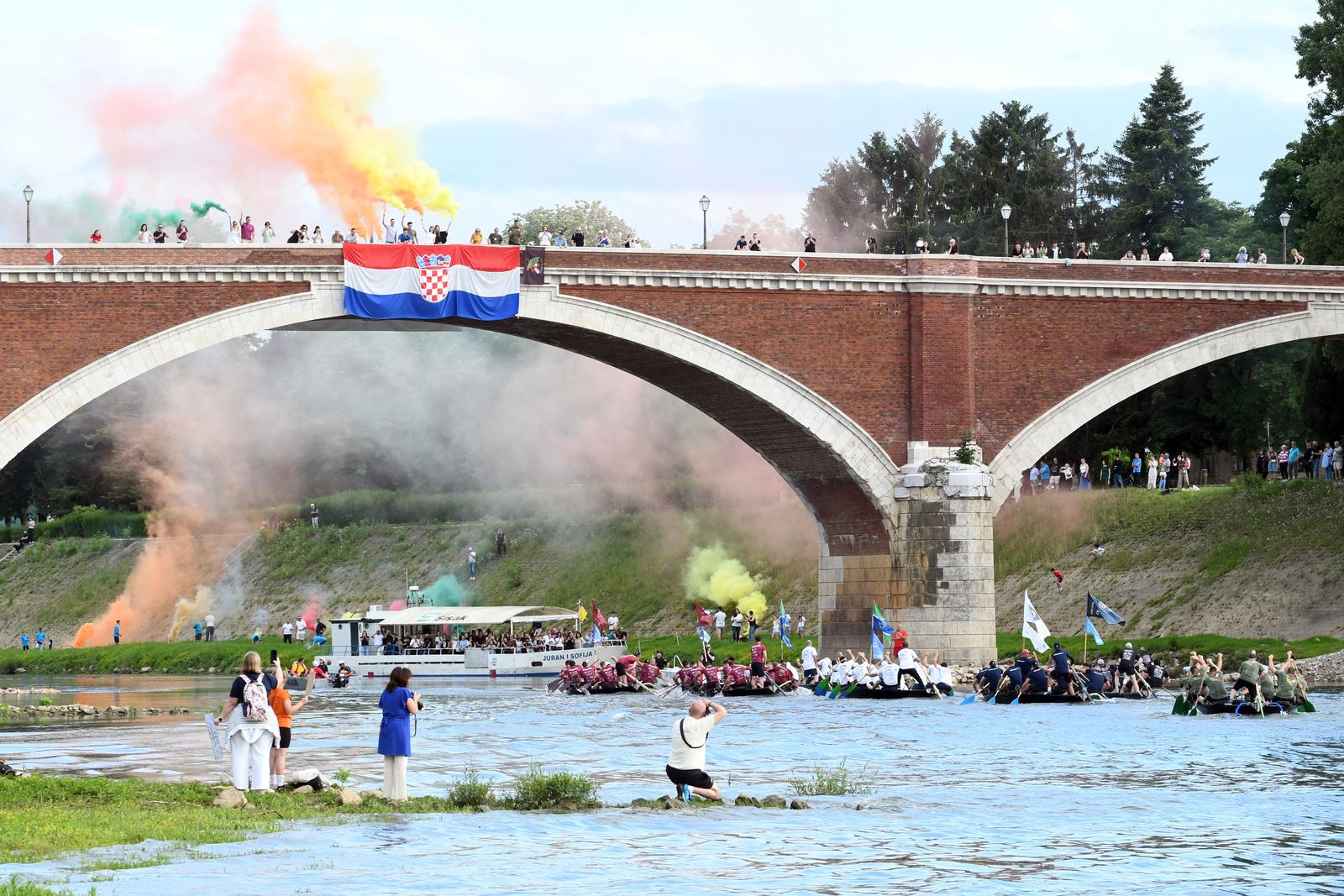 Sisak: Održan drugi Kup sv. Kvirina, utrka neretvanskih lađa