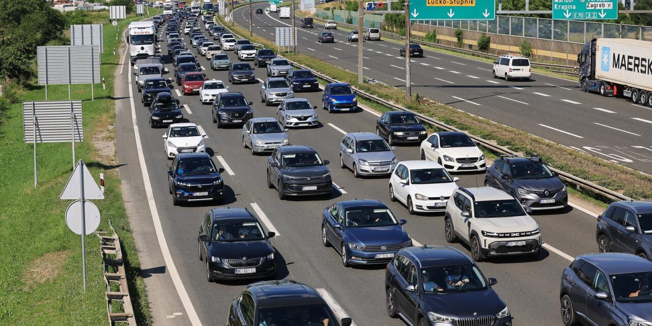 Velike prometne gužve na naplatnoj postaji Lučko prema moru