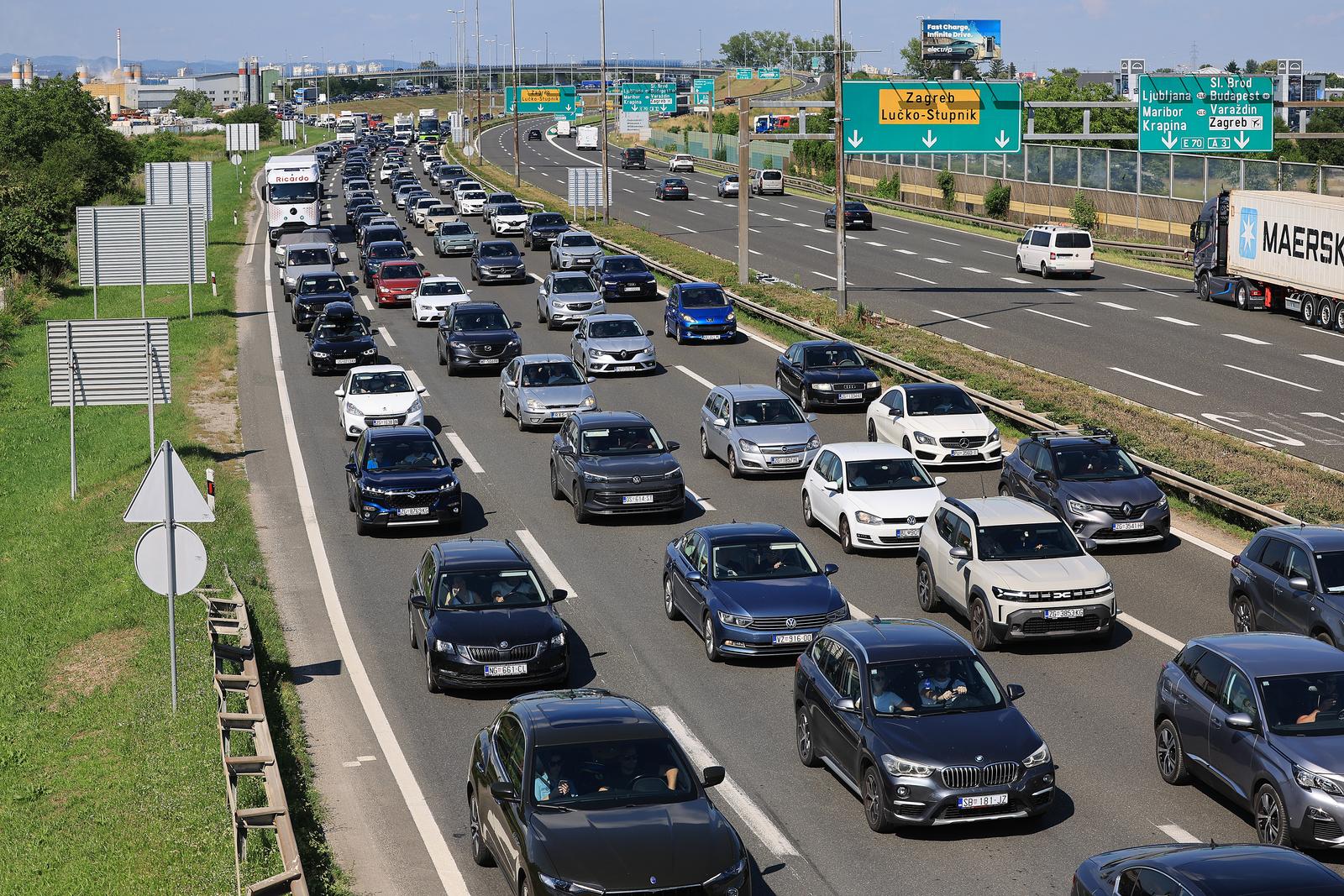 Velike prometne gužve na naplatnoj postaji Lučko prema moru