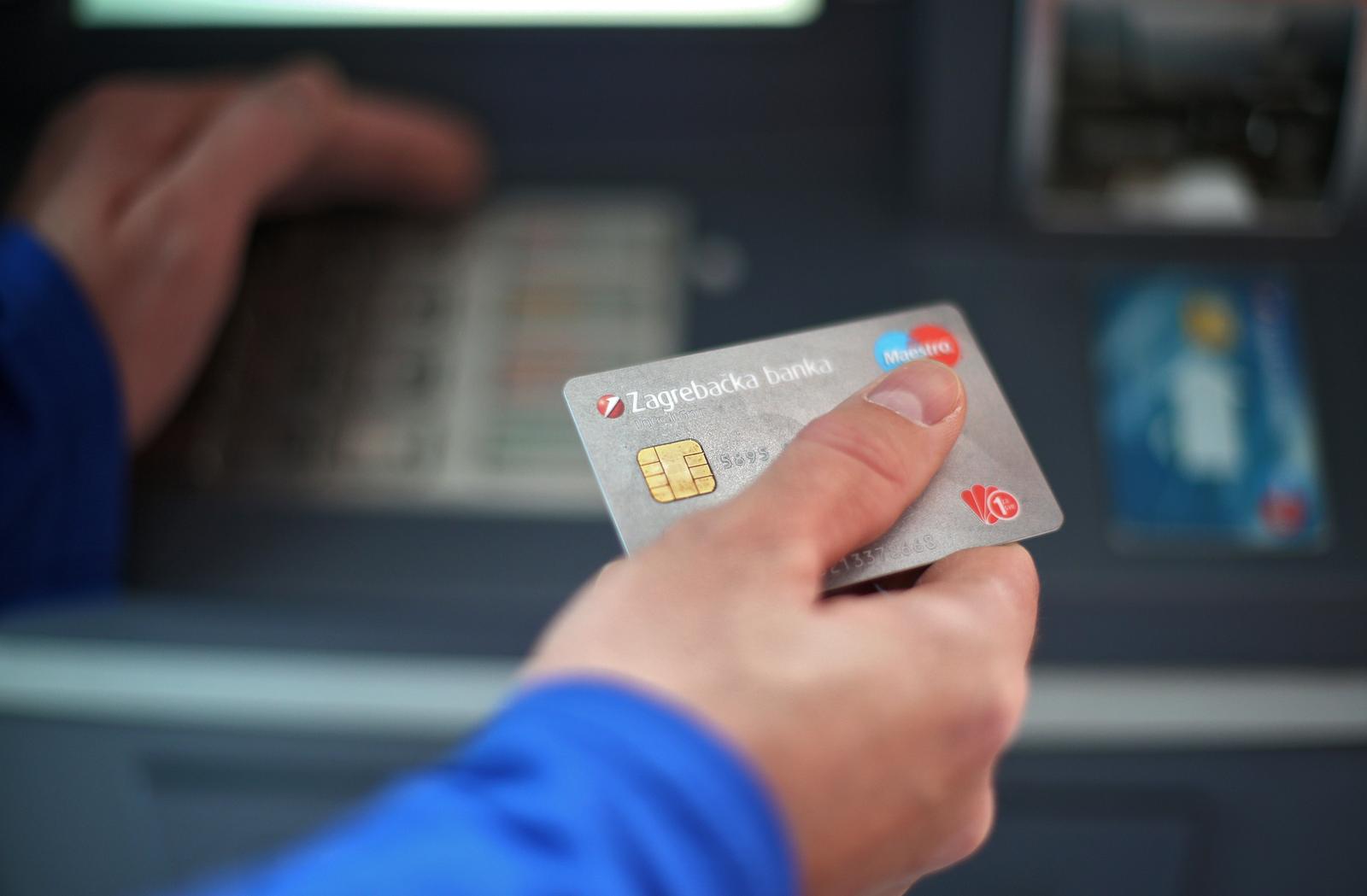 Podizanje gotovine s bankomata