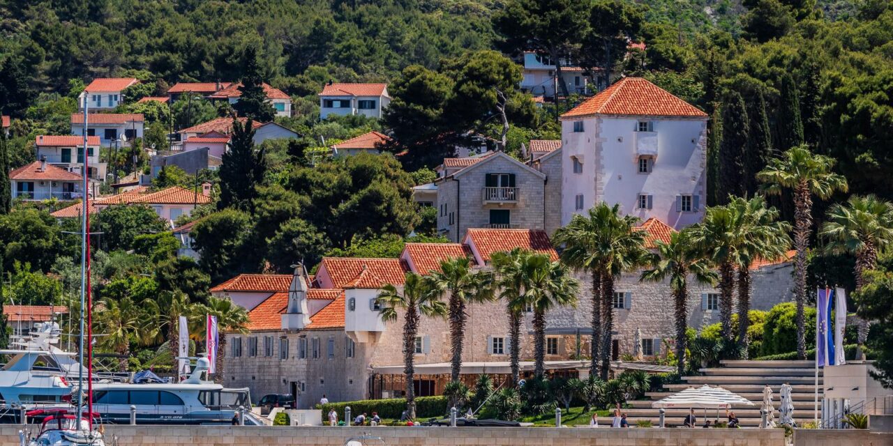 Proljetne panorame mjesta Maslinica na zapadnom djelu Šolte
