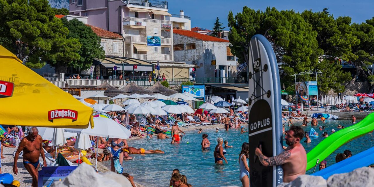 Ljetni dan na plažama u Baškoj Vodi