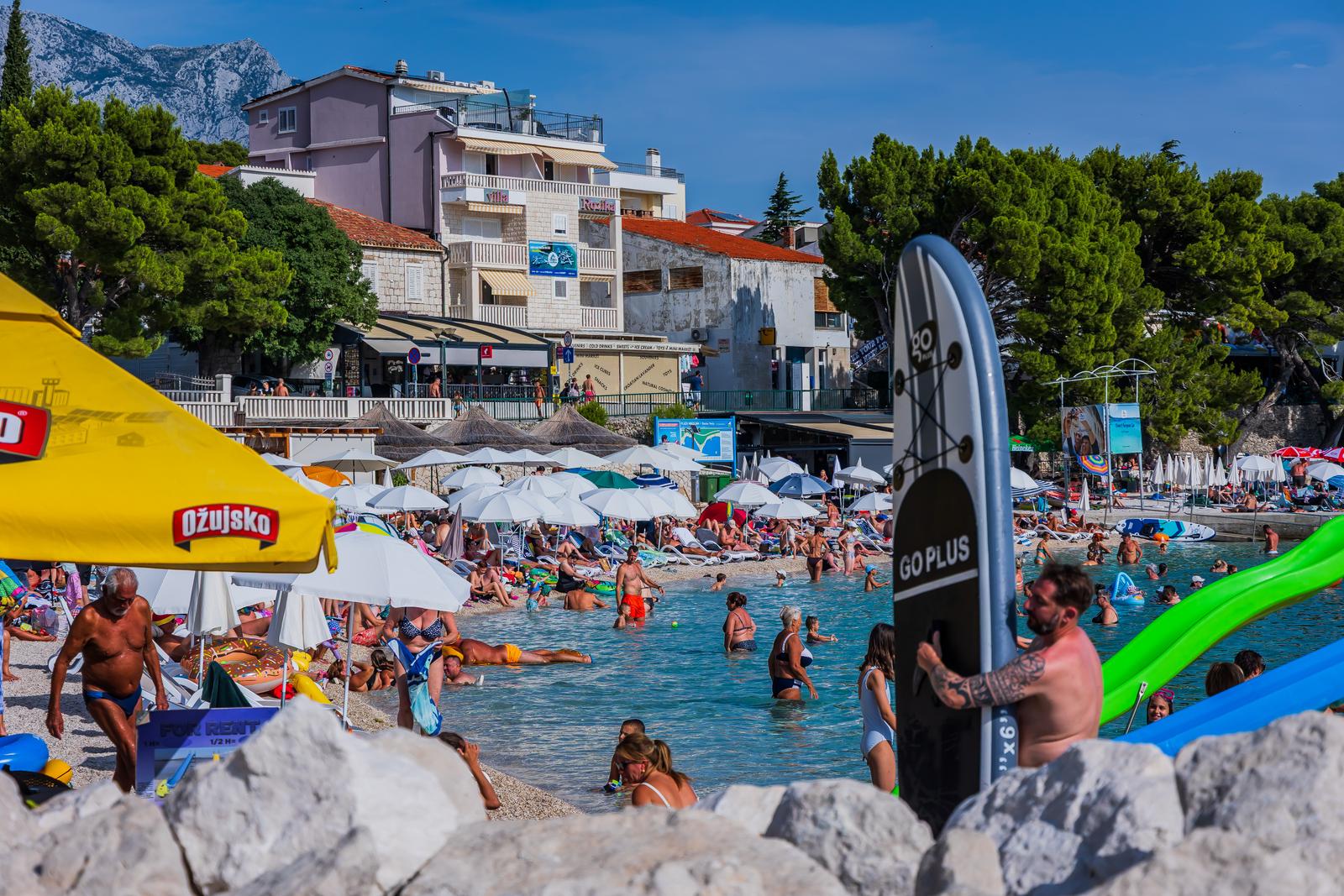 Ljetni dan na plažama u Baškoj Vodi