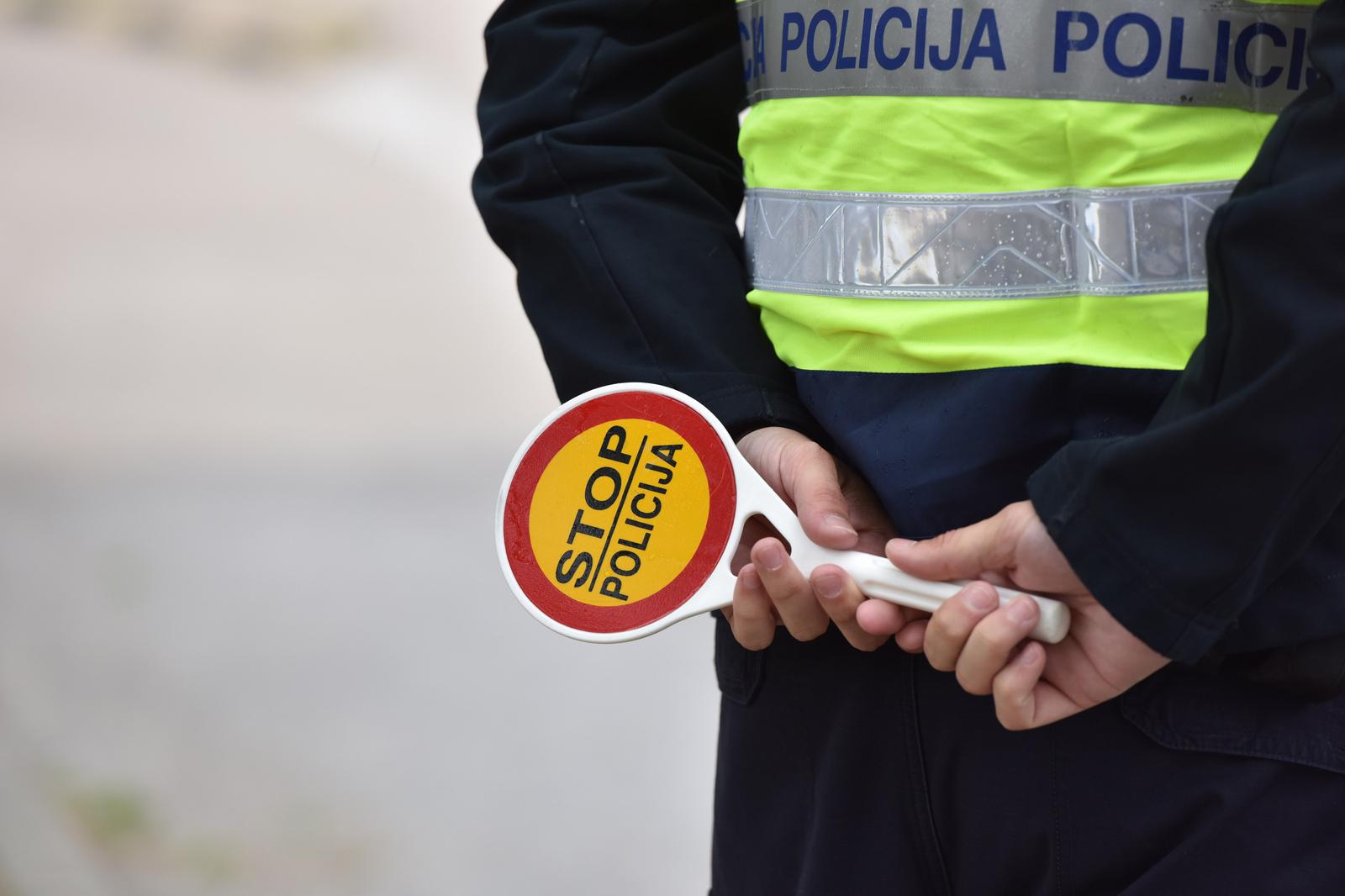 policija palica kontrola prometa