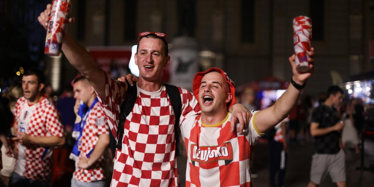 Zagreb: Slavlje navijača na trgu nakon pobjede Hrvatske
