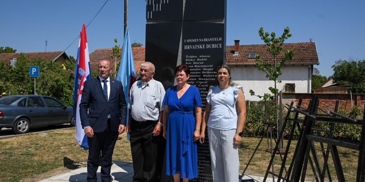 Hrvatska Dubica: Svečano otkrivanje spomen-obilježja u čast poginulim hrvatskim braniteljima