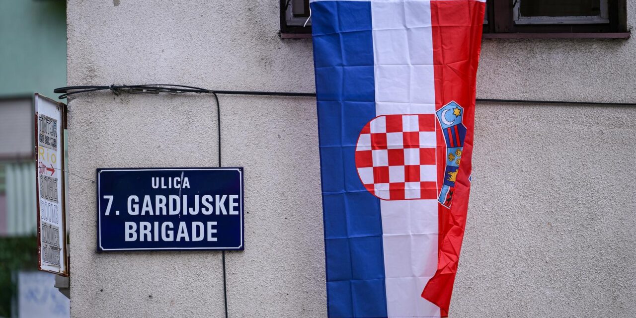 Knin: Hrvatske zastave vijore se gradom
