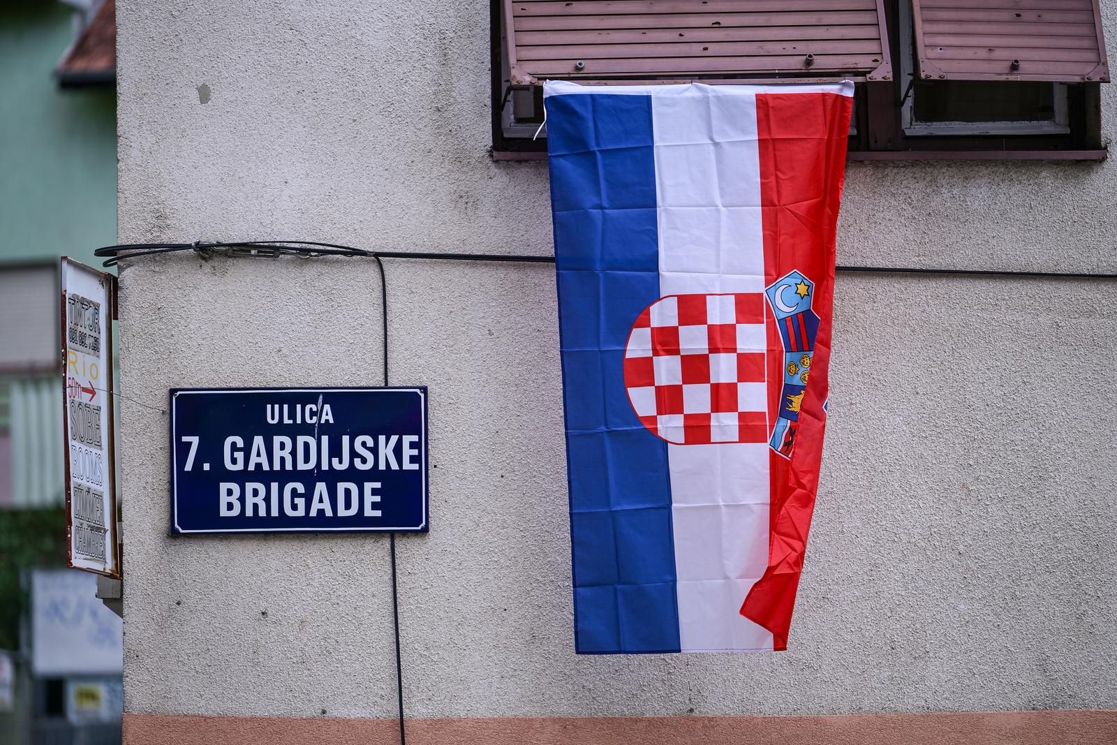 Knin: Hrvatske zastave vijore se gradom
